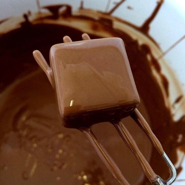 a csokoládé temperálása rendkívül fontos a cukrászatban