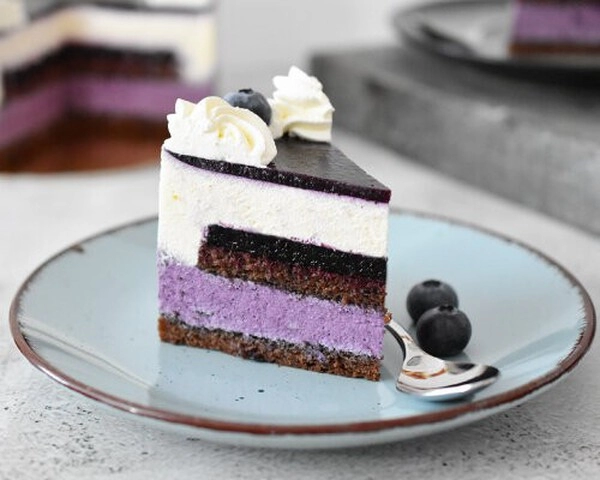 Áfonyás fehér csokoládé torta