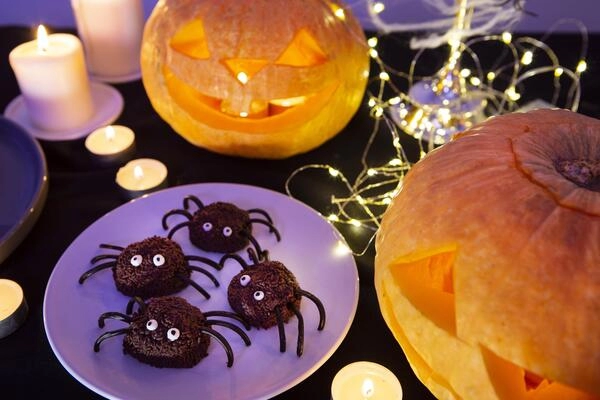 hátborzongató csúszómászók csokoládé muffinok formájában