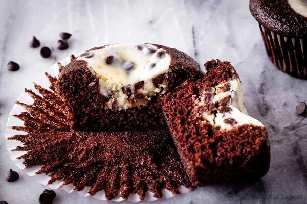 csokoládé cupcakes sajttorta töltelékkel