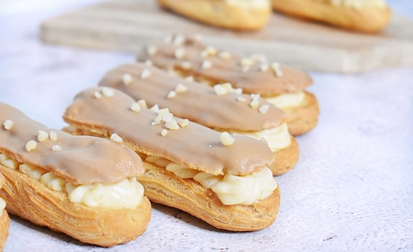 eclair vaníliakrémmel és karamellel