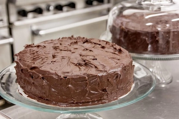 csokoládétorta fenyőmaggal