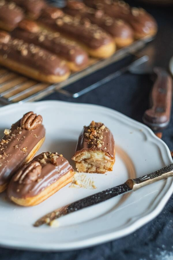 eclair karamellizált banánkrémmel
