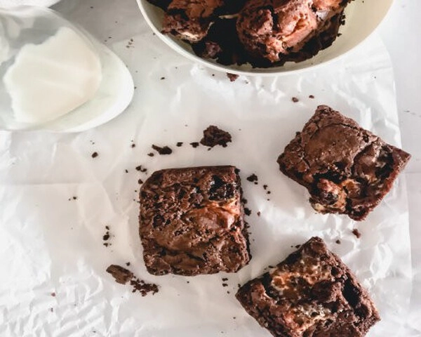 brownie sajtos sütemény töltelékkel