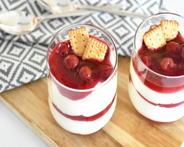 fehér mousse savanyú cseresznyével egy pohárban