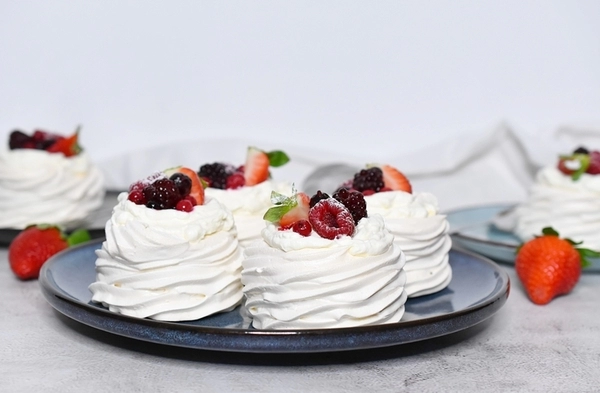 mini pavlova sütemények