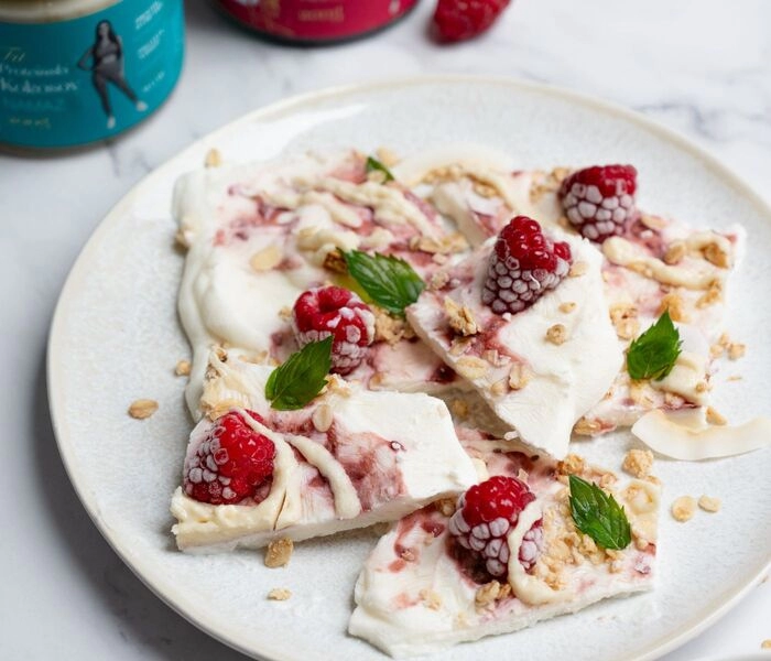 fagyasztott joghurt szelet málnalekvárral és kókuszdió kenőccsel