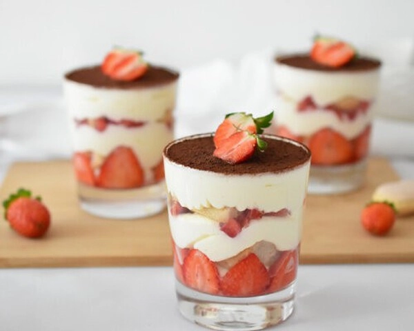 fehér csokoládé és eper tiramisu egy pohárban