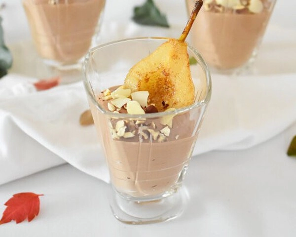 csokoládé mousse körtével egy pohárban