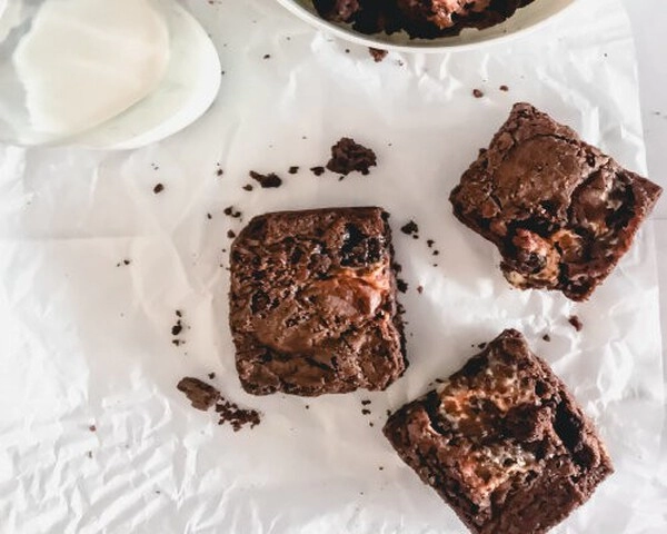 brownie meggyes sütemények